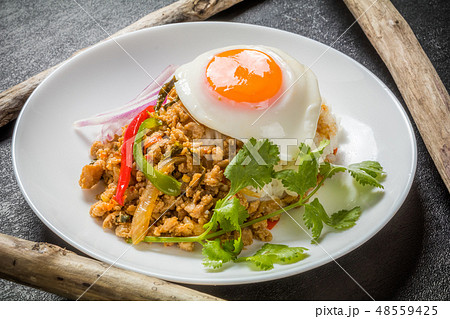 ガパオライス タイのグルメ Phad Bai Gaprao Gai Sap Thai dish