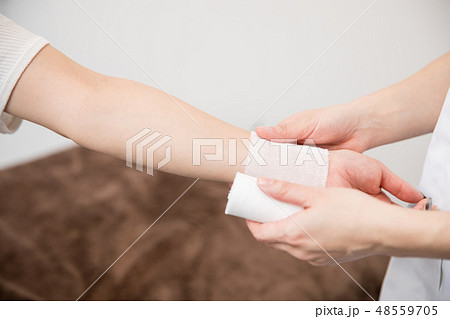 けが 手首 包帯 怪我の写真素材