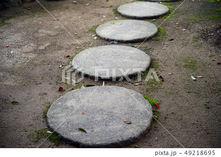 飛び石 石材 丸石 置き石の写真素材 - PIXTA