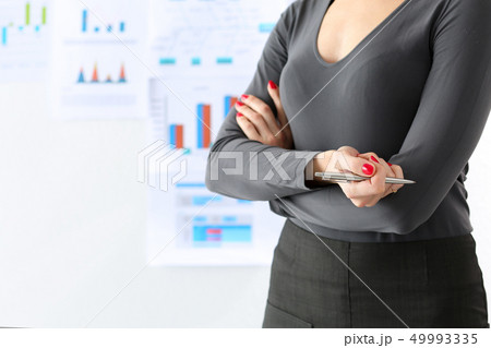 職場 女性 手 資料の写真素材