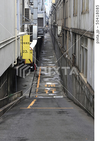 狭い道 東京都 路地裏の写真素材