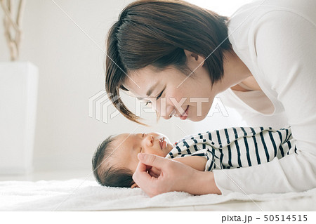 新生児 横顔 赤ちゃん 寝顔の写真素材