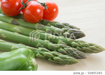 アスパラガス 野菜 細長い 食べ物 食材 緑黄色野菜の写真素材