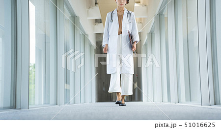 女医 医者 白衣 足元の写真素材