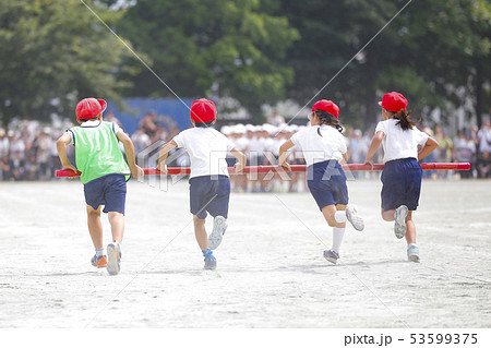 運動会 紅白帽子 小学生 後姿の写真素材