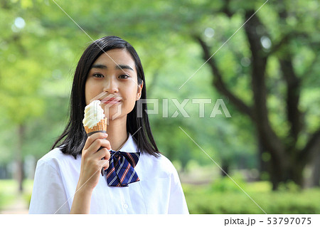 人物 女性 アイス 食べるの写真素材