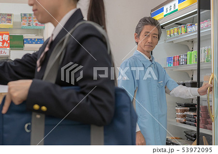 コンビニ 万引き 女性 店長の写真素材