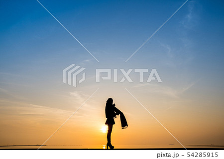 青空 女の子 影 逆光の写真素材