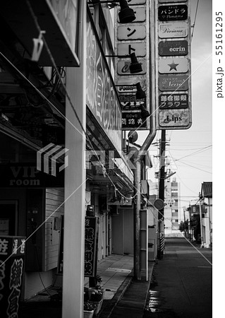 路地 街 女性 人物 ネオン 街の写真素材
