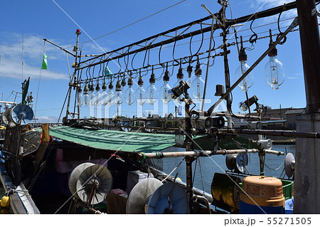 イカ釣り漁船のライトの写真素材