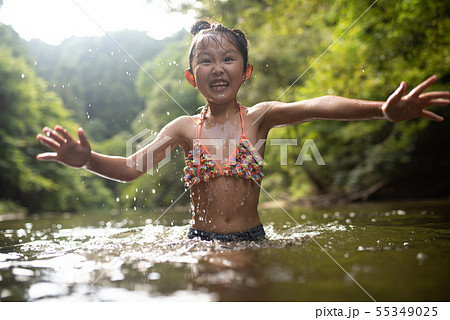 川遊び　小学生　盗撮 少女 川遊び 子供 水 水遊びの写真素材 - PIXTA