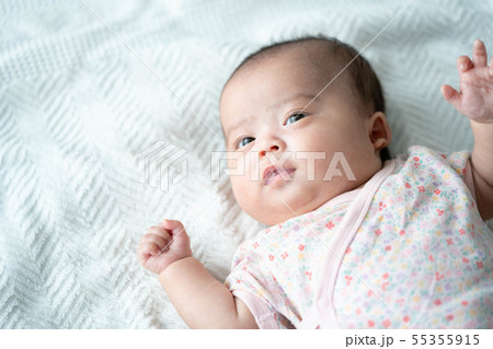 生後2ヶ月 赤ちゃん 人物 かわいいの写真素材