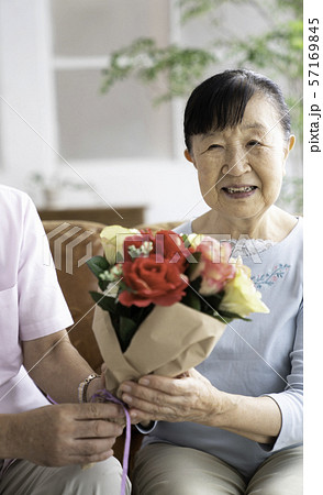 男女 花束 渡す カップルの写真素材