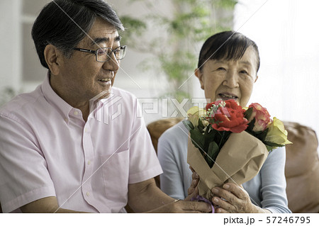 男女 花束 渡す カップルの写真素材