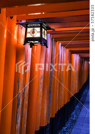 灯り 灯篭 伏見稲荷 神社の写真素材