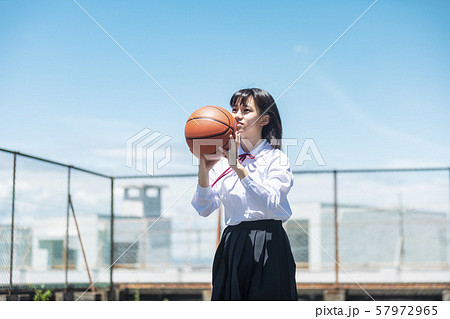女の子 バスケットボール 部活 かわいいの写真素材