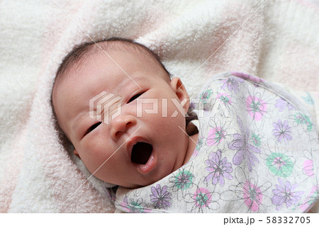 赤ちゃん あくび 可愛い 顔アップの写真素材