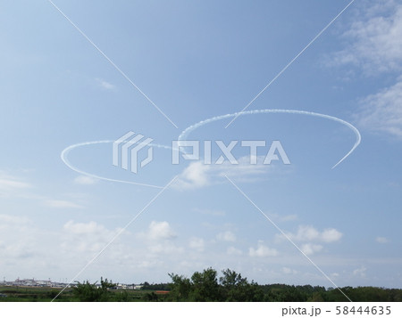 青空 ハート 飛行機雲 ブルーインパルスの写真素材