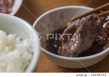 焼肉 つける タレ たれの写真素材