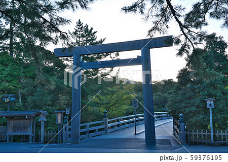 伊勢神宮 宇治橋 日の出 朝日の写真素材