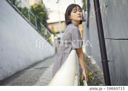 女性 ポートレート 屋外 ガードレールの写真素材