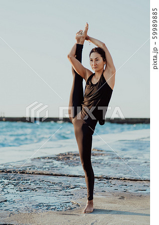 人物 女性 海 ポーズの写真素材