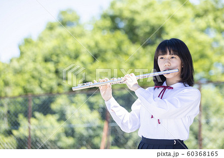 フルート 吹奏楽部 演奏 女の子の写真素材