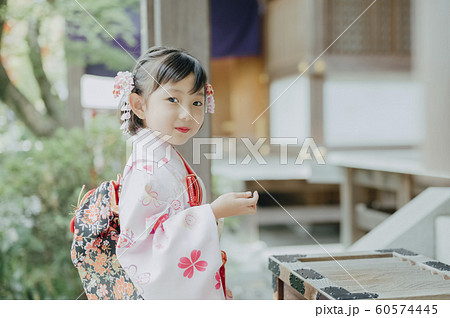 初詣 賽銭箱 女の子 正月 お参りの写真素材