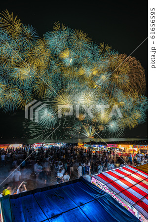 花火 花火大会 津市 屋台の写真素材