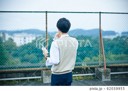 人物 学生 後姿 男子の写真素材