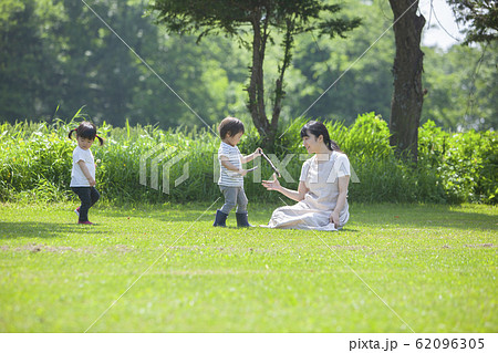 外遊びの写真素材