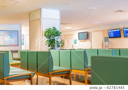 病院 待合室 待ち合いロビー 人物の写真素材
