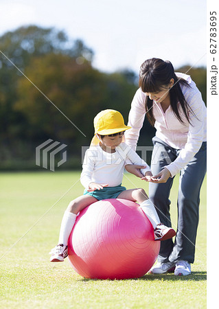 男の子 ボール遊び バランスボール 子供の写真素材