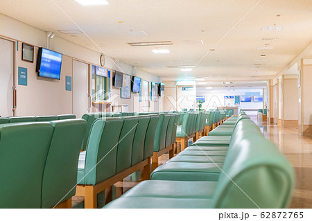 病院 待合室 待ち合いロビー 人物の写真素材