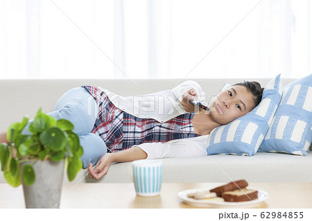 寝そべる 女の子の写真素材