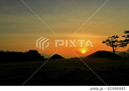 太陽 シルエットの写真素材