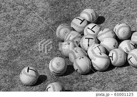 ボール 球 モノクロ 野球の写真素材