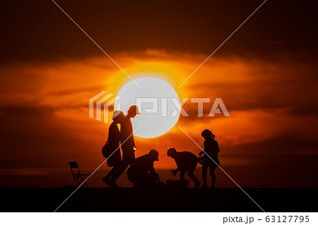 太陽 シルエットの写真素材