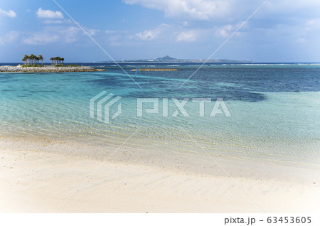 沖縄 エメラルドビーチ 海 ビーチの写真素材