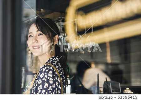 女性 かわいい カフェ 店員の写真素材