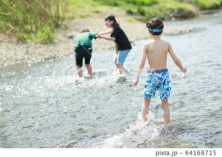 水遊び 小学生 川遊び 遊ぶの写真素材