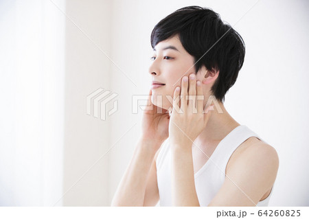 肌 白い 男 若いの写真素材