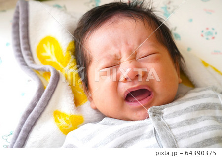 泣き顔 かわいい 日本人 赤ちゃんの写真素材 Pixta