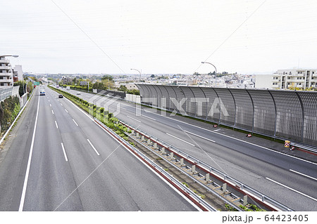 道路 高速道路 ハイウェイ 遮音壁の写真素材