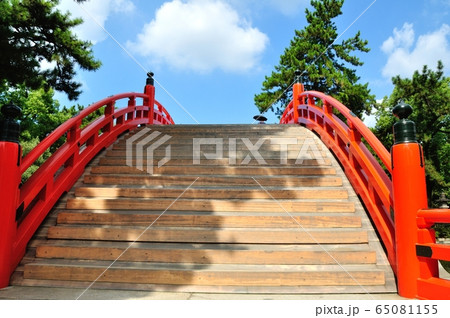 半円状の橋 太鼓橋の写真素材