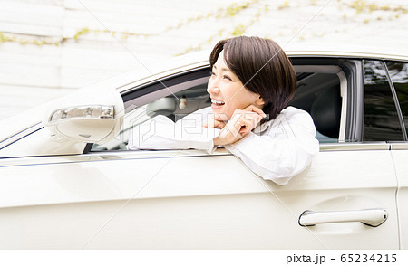 人物 女性 ポートレート 車の写真素材