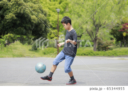 リフティング 男の子 サッカー 少年の写真素材