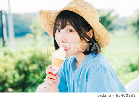 ソフトクリーム 食べるの写真素材