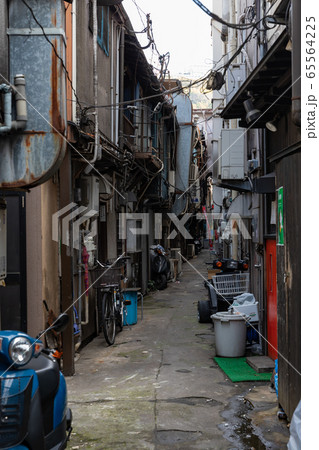 繁華街 路地裏 長崎 裏通りの写真素材