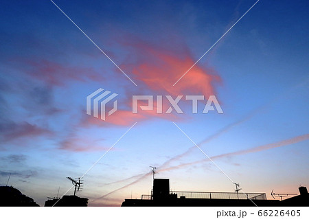 飛行機雲 クロス 空 雲の写真素材